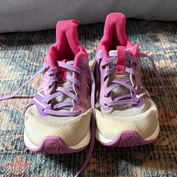 New Balance Girls size 1 Wide Sneakers - Picture 1 of 6